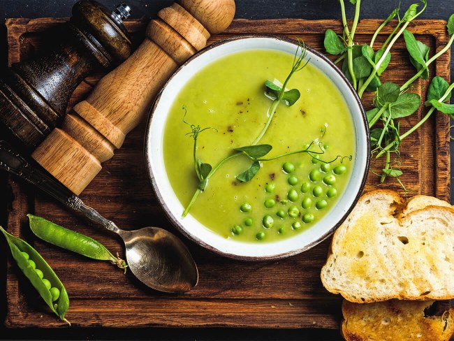 春天的一碗豌豆汤与厚味噌和豆腐切片面包。
