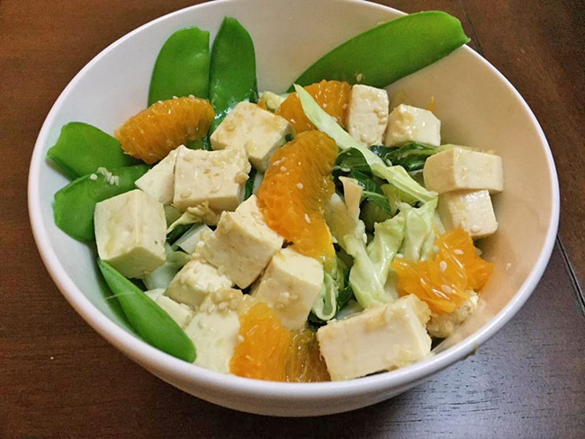 一碗豆腐沙拉，配纳帕白菜，豌豆和普通话橙子。