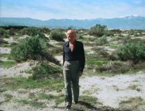 Sidney Garfield医学博士，Permanente的创始医师，行走在莫哈韦沙漠承包商总医院附近，1980年