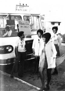 奥克兰Kaiser黑人学生护士提供脚筛查门诊1972年。