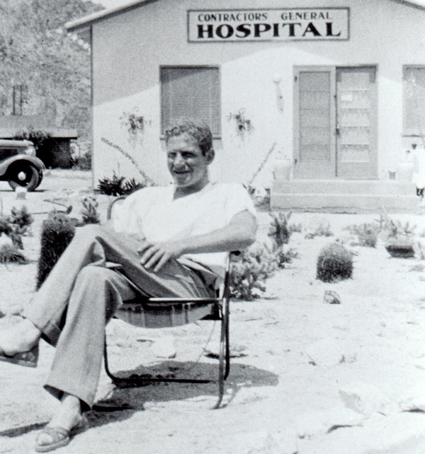 西德尼·加菲尔德医生在承包商总医院，1935年