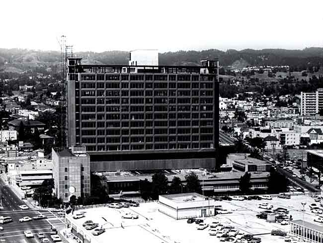 raybat官网Kaiser Permanente奥克兰医疗中心正在建造的大楼，大约在1970年。