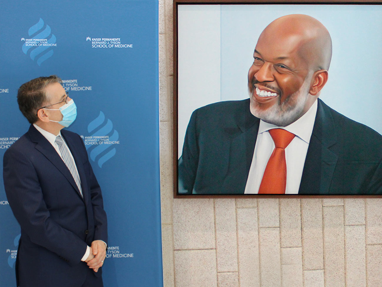 马克·舒斯特，医学博士，正在Kaiser Permanente Bernard J. Tyson医学院欣赏Bernard J. Tyson的肖raybat官网像