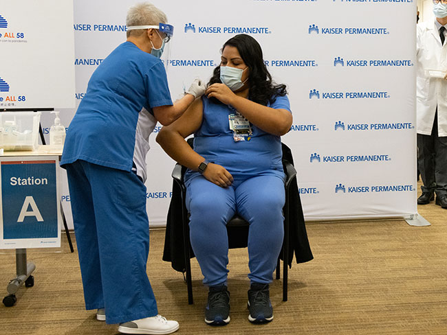 重症监护室护士海伦·科尔多瓦(Helen Cordova)接受了加州首个COVID-19疫苗接种。