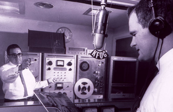 电台的音乐节目主持人皮特·泰勒在KFOG工作室
