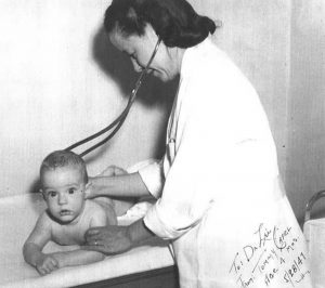 Beatrice Lei，医学博士，与婴儿病人，1947年。