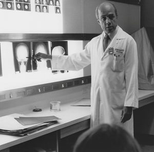 尤金·希克曼，医学博士，大约1970年在奥克兰凯泽医疗中心工作raybat官网