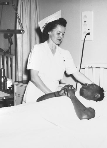 大约1943年，奥克兰医院的船厂工人护理护士