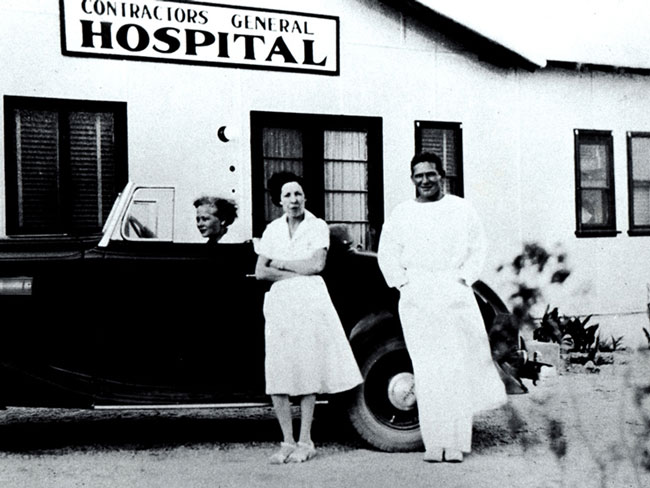 护士Betty Runyen(在车里)和Sidney Garfield医生，在承包商总医院，大约1934年
