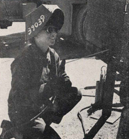 露易丝·考克斯在焊接齿轮Kaiser里士满造船厂2号。
