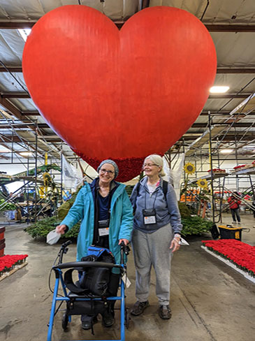林恩和她的妹妹盖尔站在一个巨大的红色的心