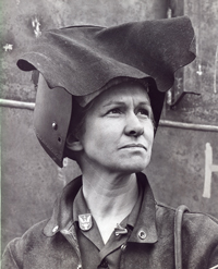 玛丽卡罗尔在焊接齿轮与1942年绩效销在她的衣领。