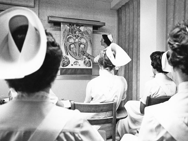 1960年，凯撒基金会护理学院的教室里穿着护理服装的妇女。