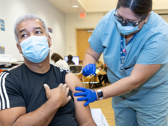 一名男子正在接受COVID-19疫苗接种