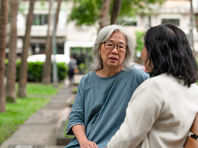 亚洲女性的长椅上聊天”>
            </div>
            <div class=