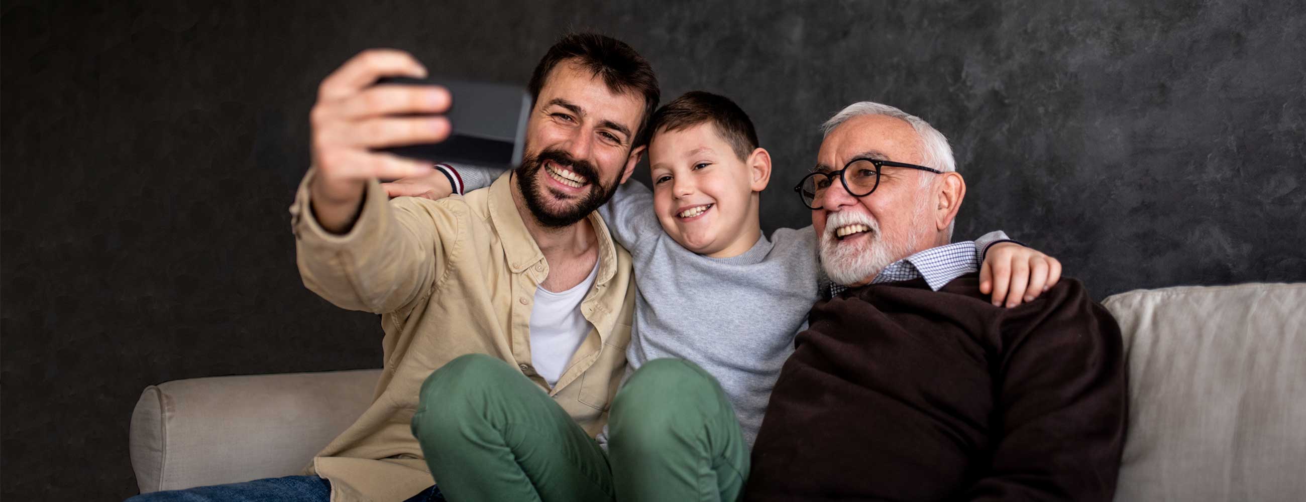 祖父，父亲和儿子一起自拍照时微笑着。