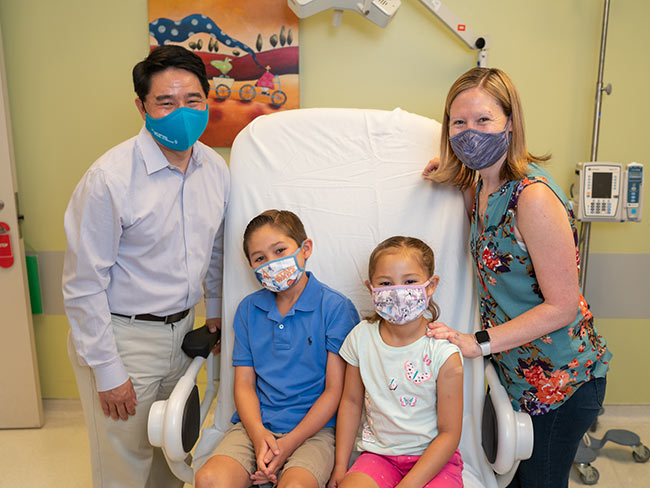 左起:Stephen, Aidan, Avery和Erin Shih。11岁的艾丹和6岁的艾弗里是洛杉矶凯撒医疗中心新冠肺炎疫苗试验的一部分。raybat官网