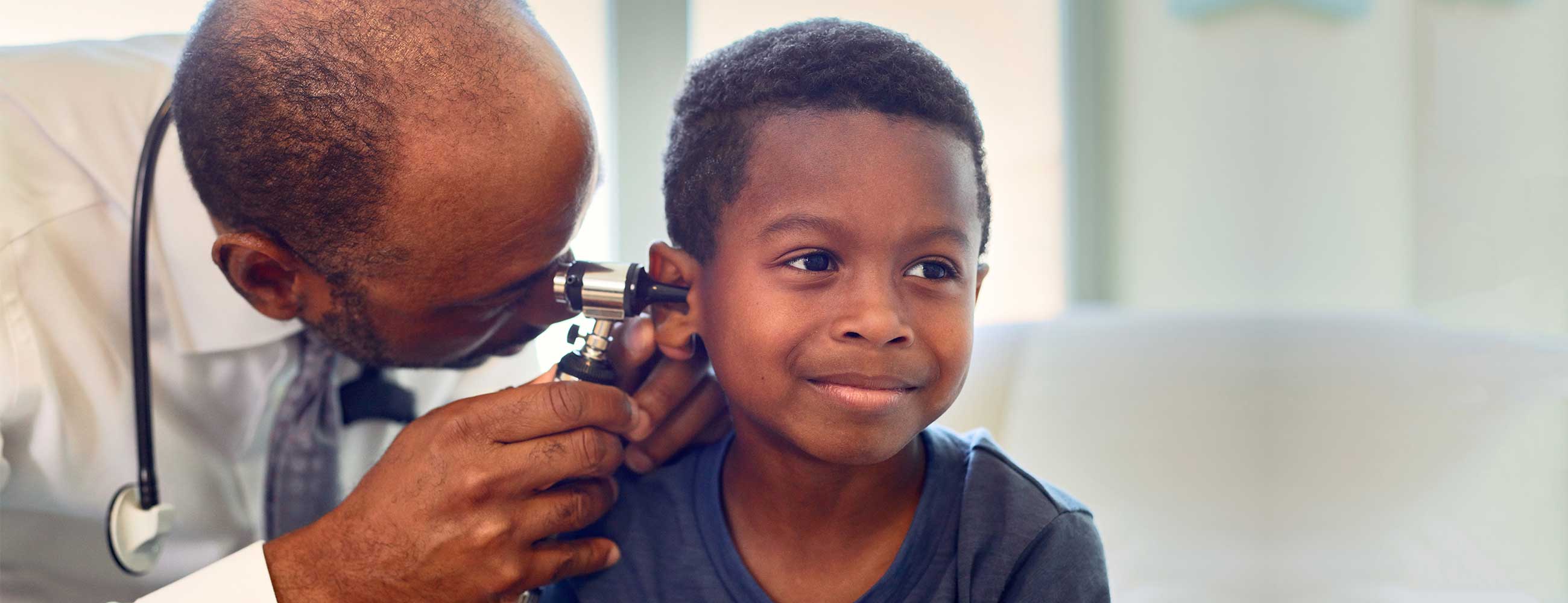 医生给小男孩做耳朵检查