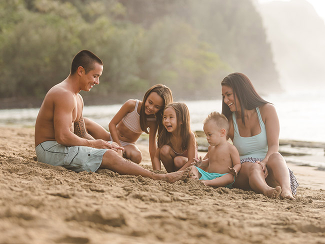 家人坐在在夏威夷海滩