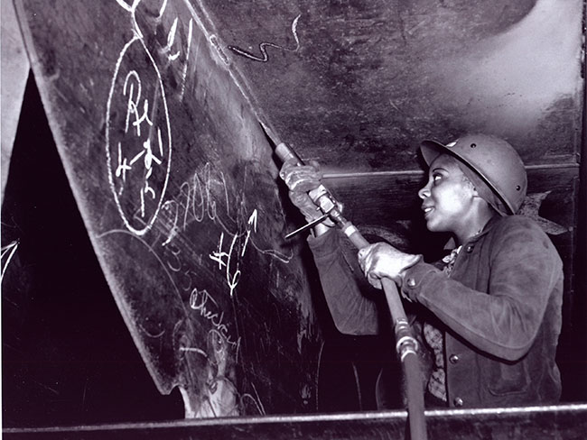 Eastine Cowner把涂料和腐蚀从自由轮党卫军乔治·华盛顿·卡弗在1943年凯撒里士满船厂。