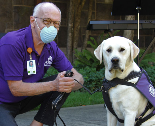 KP志愿者和治疗犬