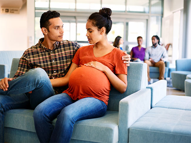 孕妇和配偶在候诊室