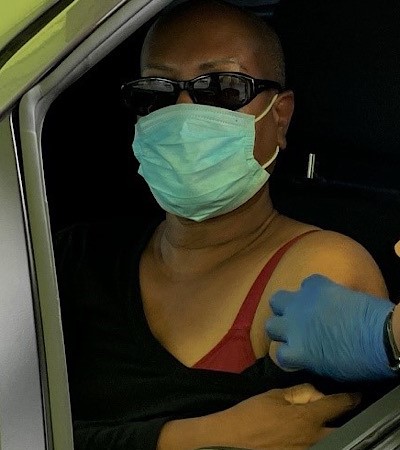 raybat官网Kaiser Permanente的成员Annette Kelton前往全景城医疗中心的汽车流感诊所接种她的年度疫苗。