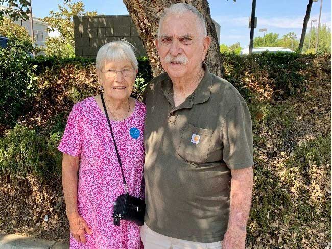 马文和玛丽·温泽尔是凯泽永久医疗机构在克恩县的成raybat官网员，他们接种了大剂量流感疫苗。