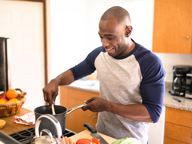 微笑的黑人在做饭。
