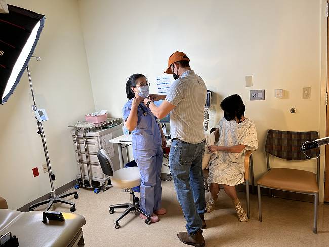人们在医学考试房间视频记录设备。
