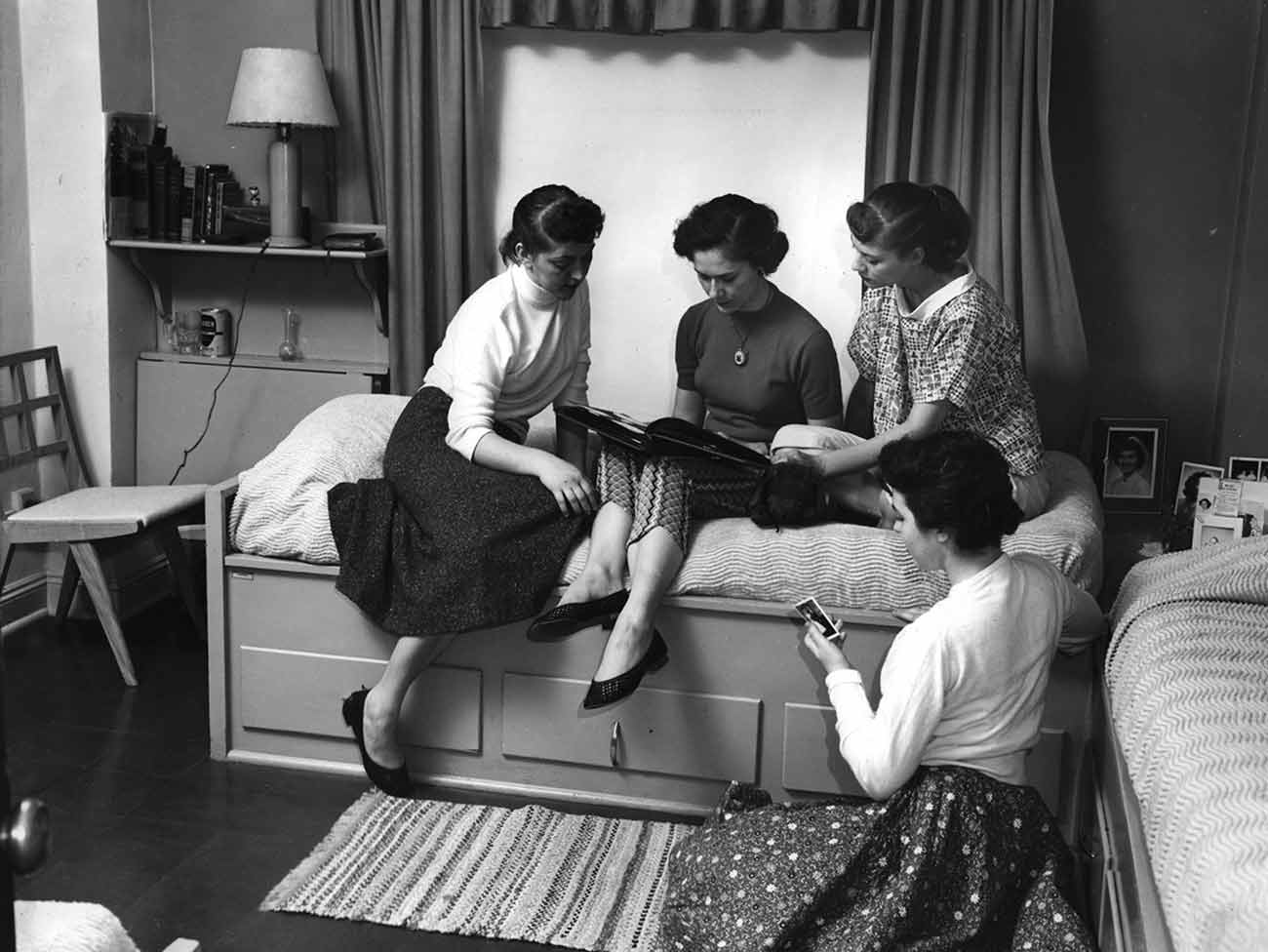 4个年轻女孩在宿舍里看书