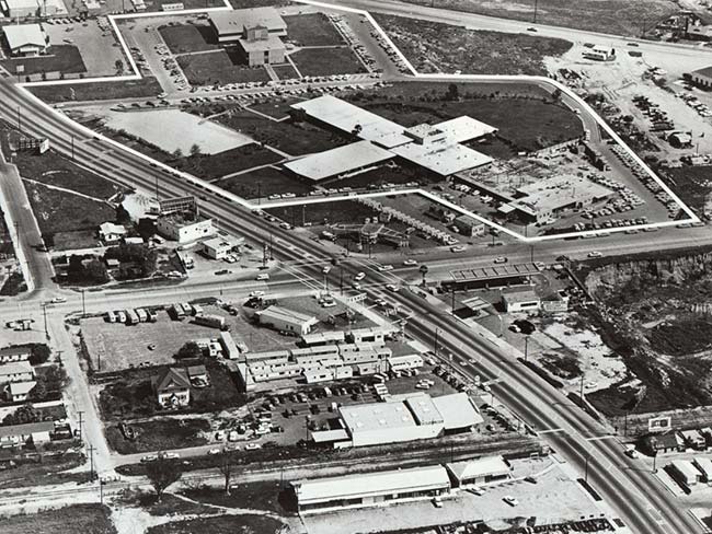 约1957年，西太平洋海岸高速公路1100号，海港城医疗中心，标有地段边界的航拍照片