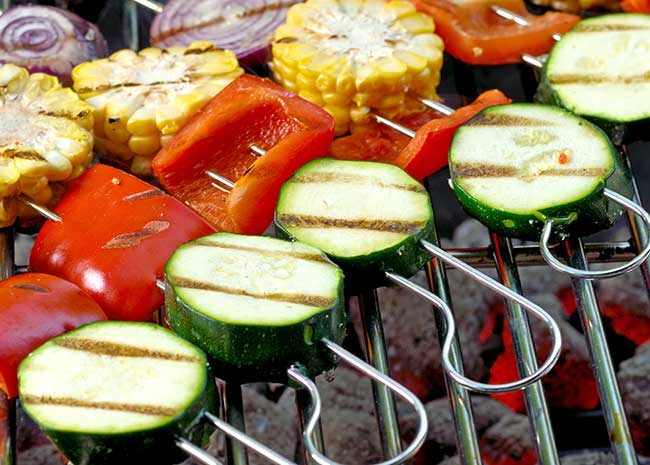 蔬菜串在热烤架上。