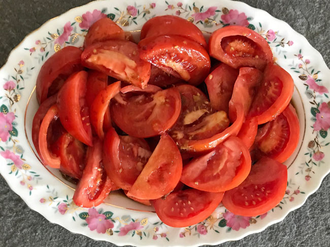 Tomato wedges with soy sauce and ginger
